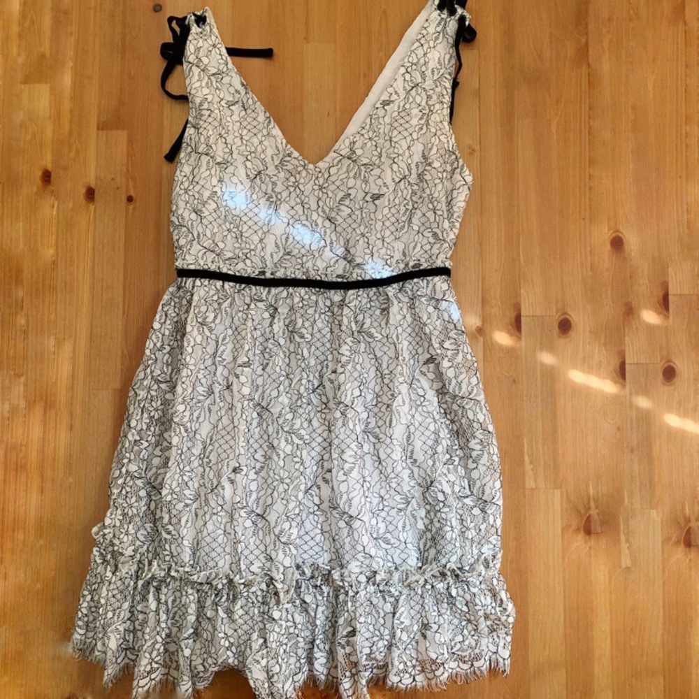 Cupcakes and cashmere Ezzy Lace Dress size 6 - Picture 4 of 8